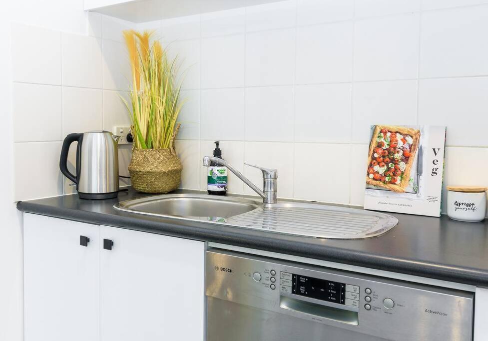 Cozy 1 Bedder In St Kilda With Balcony Appartement Melbourne Buitenkant foto